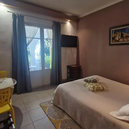 Le Clos Saint Andre 4* بانيول سور مير